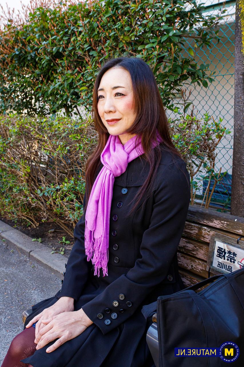 20P 美しい日本の熟女、若林美保が公共の場でかわいい衣装でポーズをとる