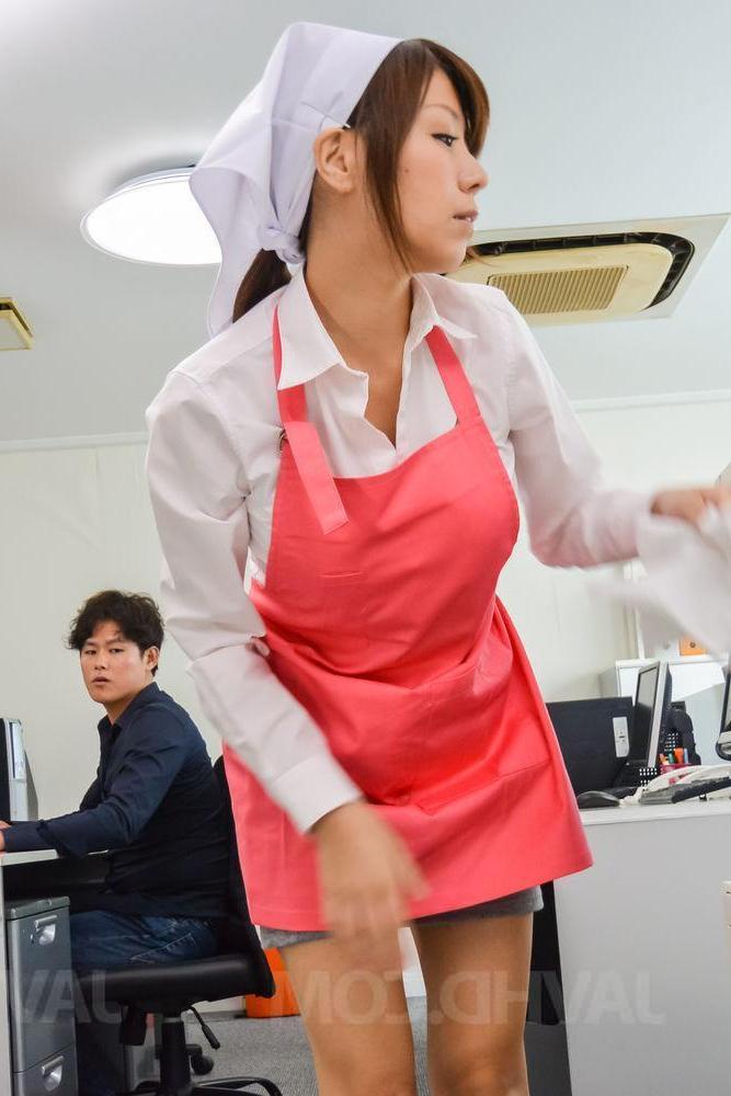 15P La japonaise rousse Chihiro Akino est débarrassée de son uniforme pendant les rapports sexuels