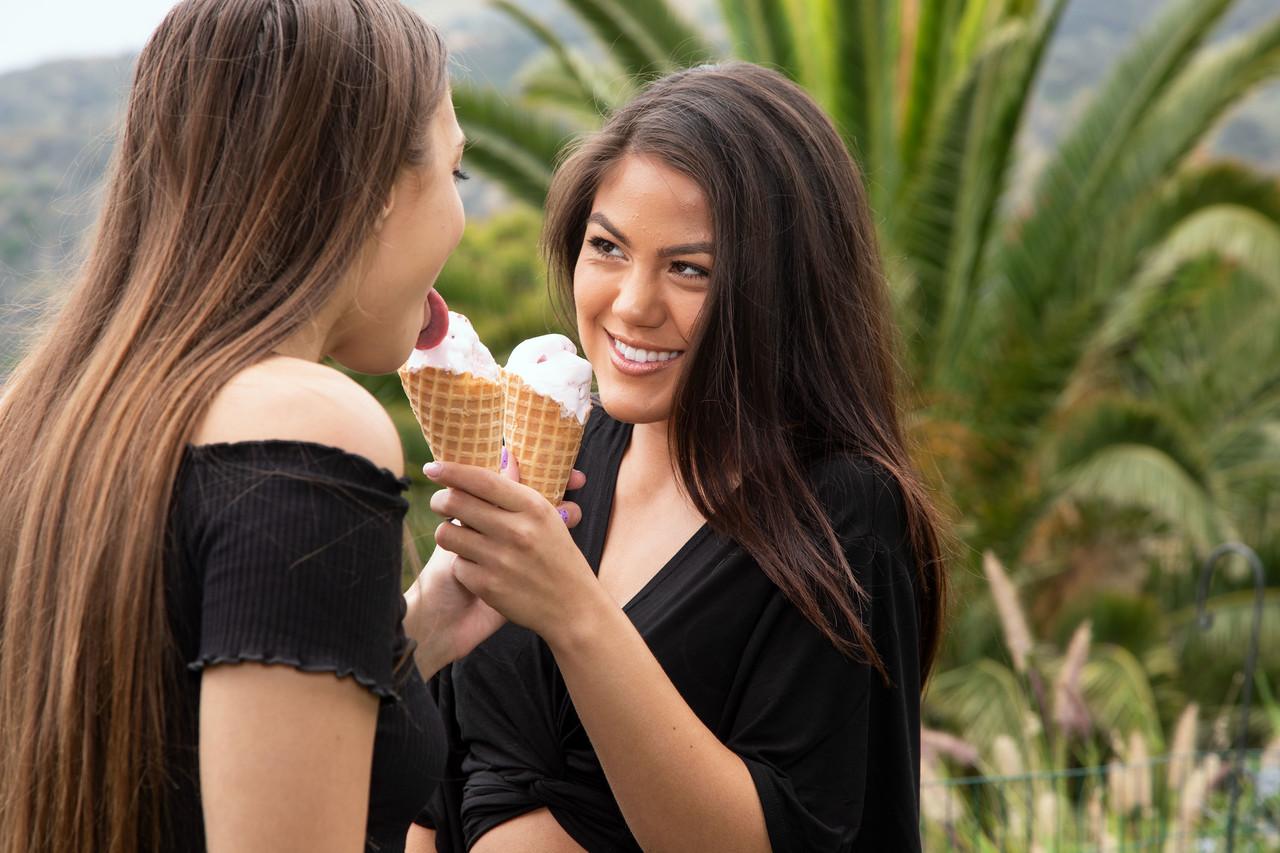 20P Twistys Kendra Spade, Gia Derza