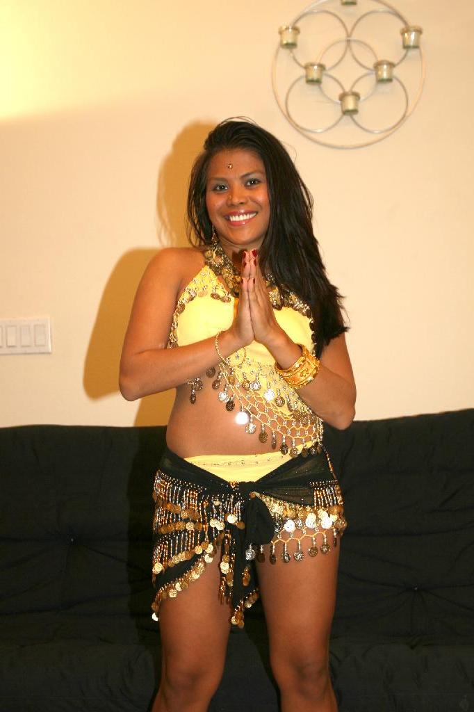 16P La MILF indienne Arcadia Davida tire la langue pour jouir après une baise anale.