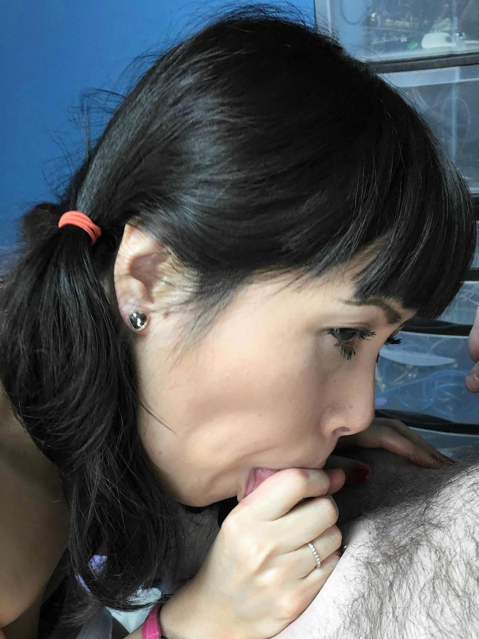 20P A dona de casa asiática Yuka Ozaki dá um boquete incrível enquanto está ajoelhada