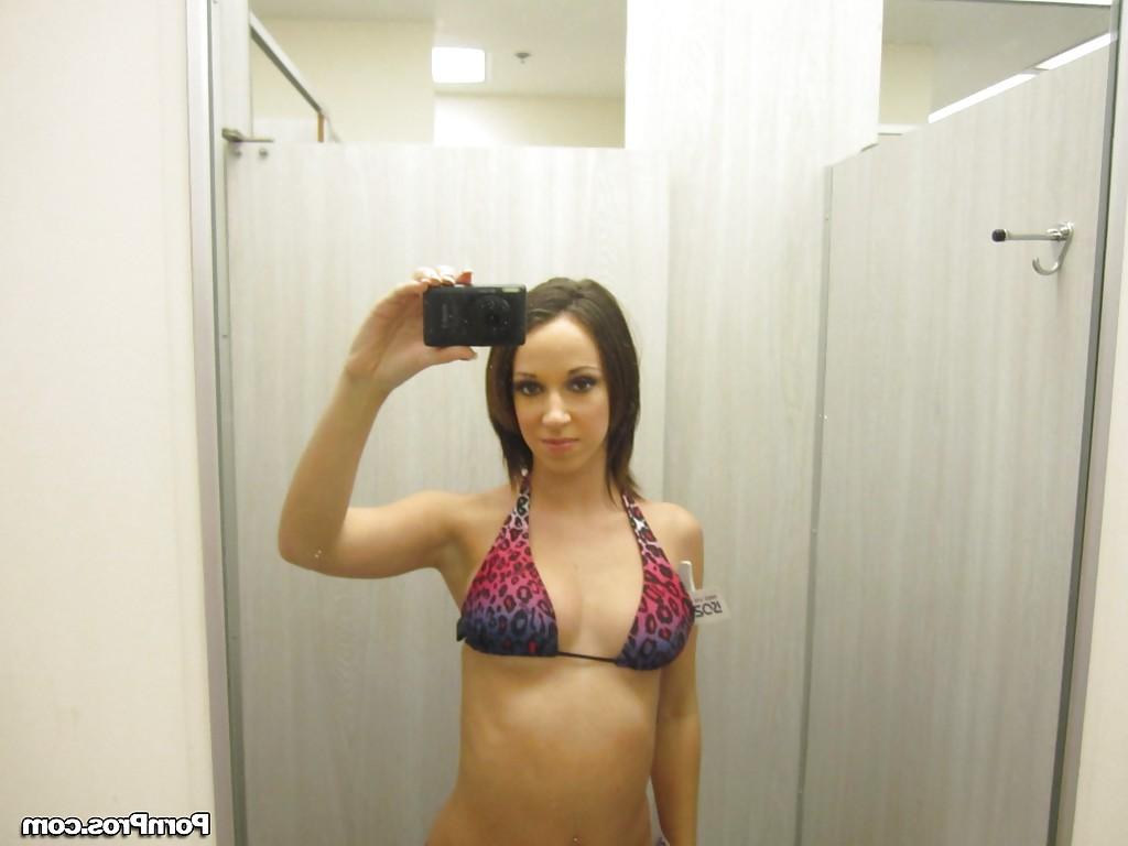 16P La mauvaise fille Jada Stevens prend des selfies devant un miroir alors qu'elle enlève son bikini.