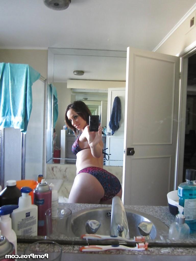 16P La mauvaise fille Jada Stevens prend des selfies devant un miroir alors qu'elle enlève son bikini.