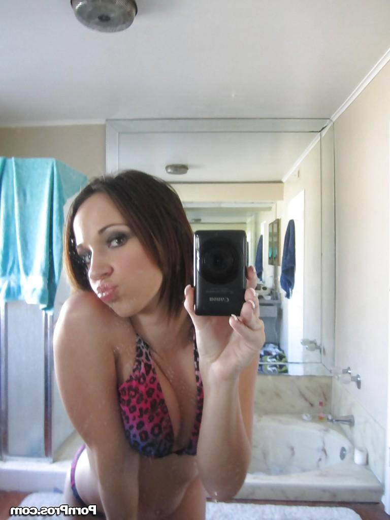 16P La mauvaise fille Jada Stevens prend des selfies devant un miroir alors qu'elle enlève son bikini.
