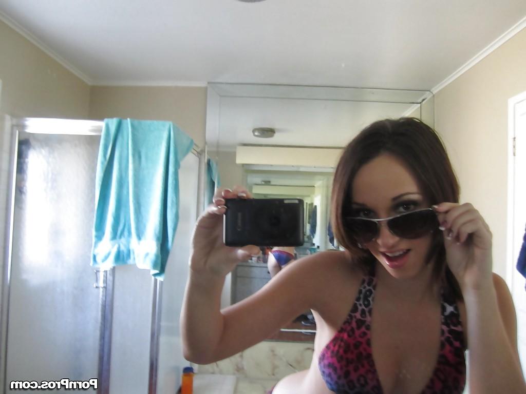 16P La mauvaise fille Jada Stevens prend des selfies devant un miroir alors qu'elle enlève son bikini.