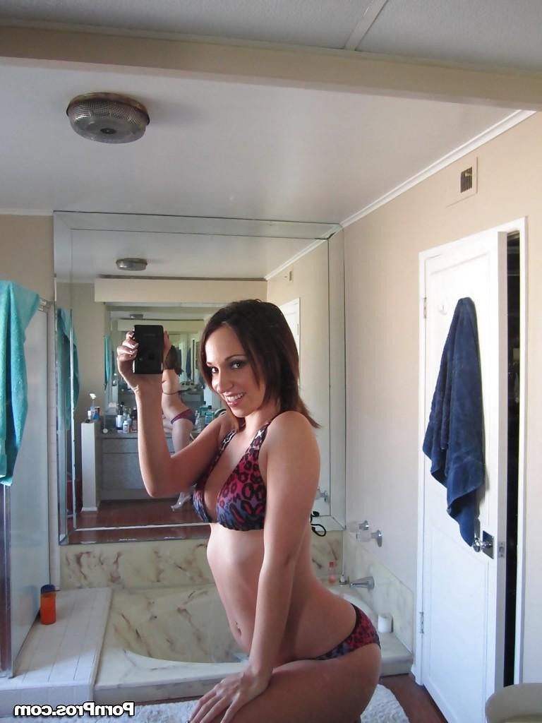16P La mauvaise fille Jada Stevens prend des selfies devant un miroir alors qu'elle enlève son bikini.