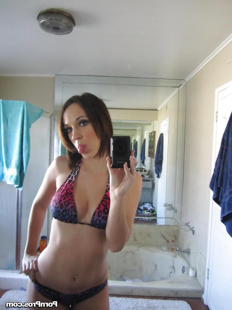 16P La mauvaise fille Jada Stevens prend des selfies devant un miroir alors qu'elle enlève son bikini.