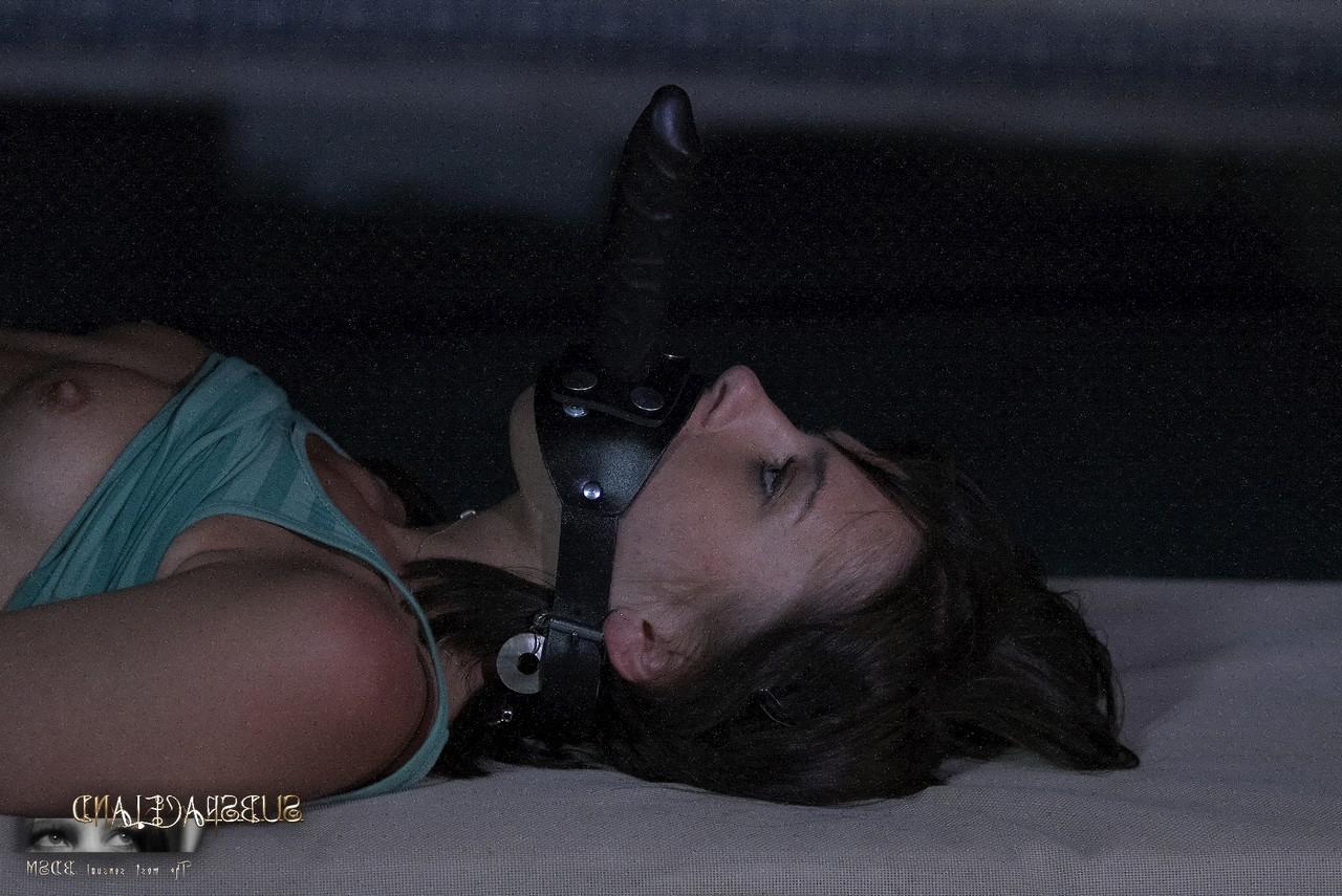 15P Junge brünette Subs führen in mondheller BDSM-Action Sexakte für ihren Meister durch