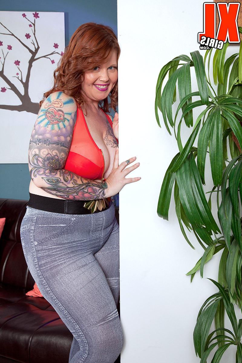 16P Vanya Vixen, une dodue tatouée aux cheveux roux, libère ses nichons en se mettant nue.