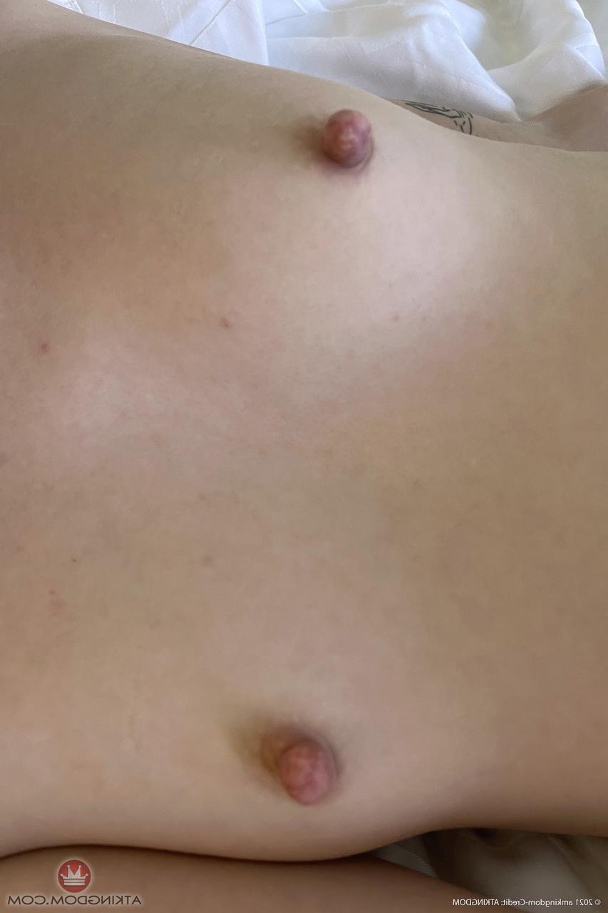 20P Die sexy rothaarige Scarlet Skies zeigt ihren großen Hintern und ihre Löcher aus nächster Nähe