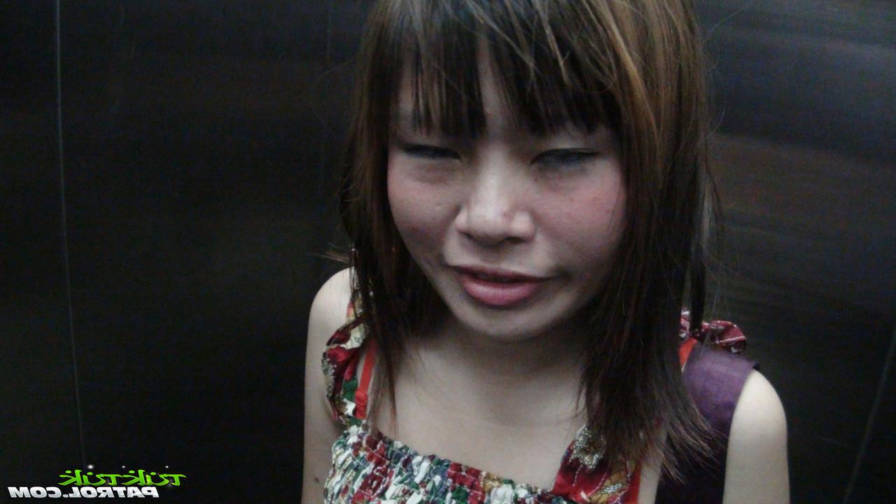 20P Pequeña niña de Tailandia gotea semen de su coño después de desnudarse para tener sexo BB