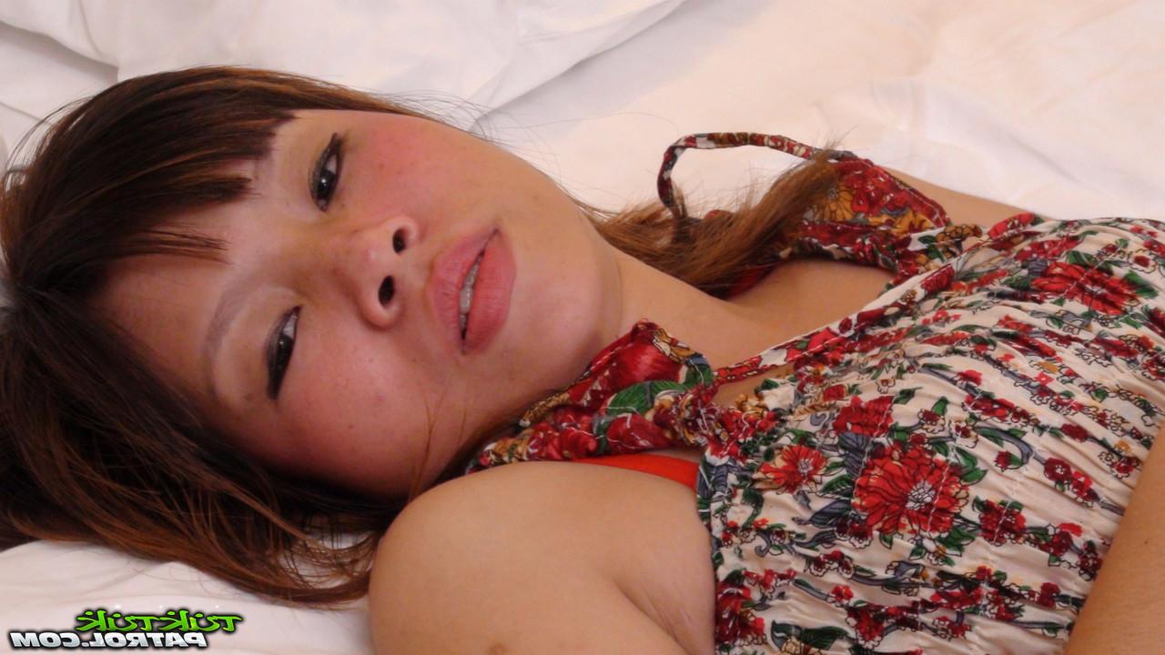 20P Pequeña niña de Tailandia gotea semen de su coño después de desnudarse para tener sexo BB