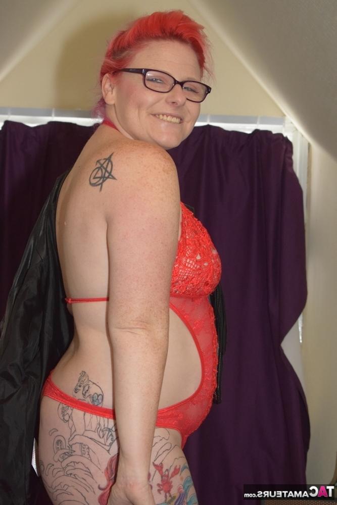 20P Pelirroja tatuada se quita la ropa de cuero para modelar en lencería sexy