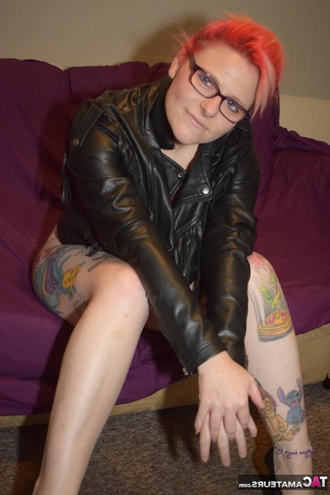 20P Pelirroja tatuada se quita la ropa de cuero para modelar en lencería sexy