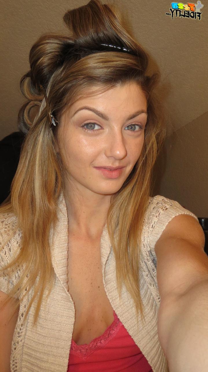 17P Das zierliche Teenieluder Staci Silverstone im lila Outfit entblößt winzige Titten