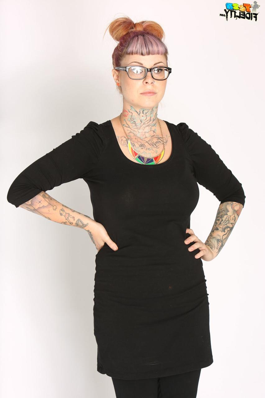 17P Das zierliche Teenieluder Staci Silverstone im lila Outfit entblößt winzige Titten
