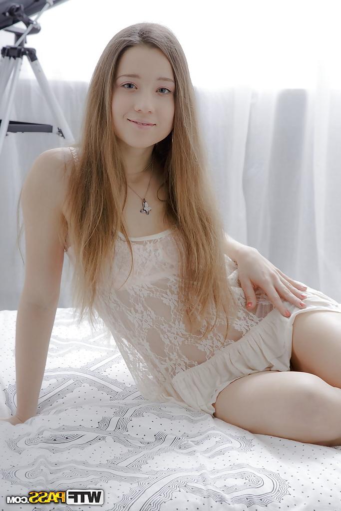16P A jovem e sexy modelo de lingerie Sasha fica nua e mostra sua bunda apertada