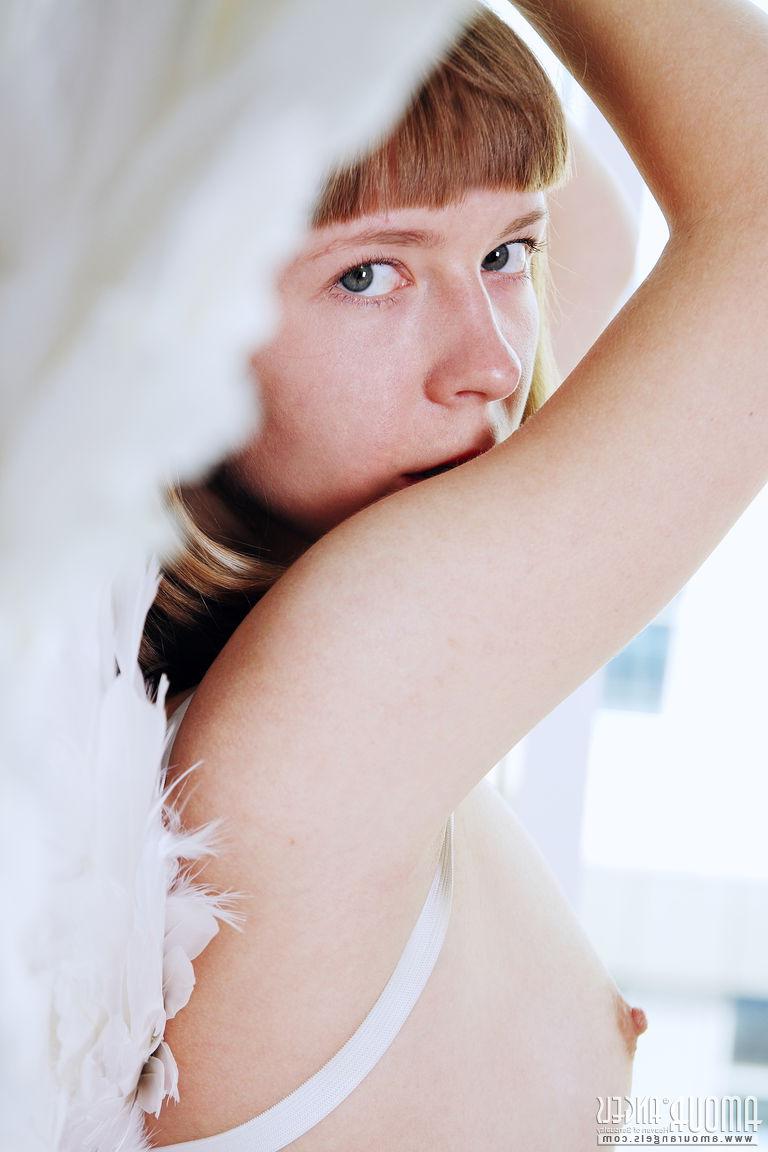 20P Der bezaubernde Teenager Dream zieht sich in roten Ballerinas und Engelsflügeln aus