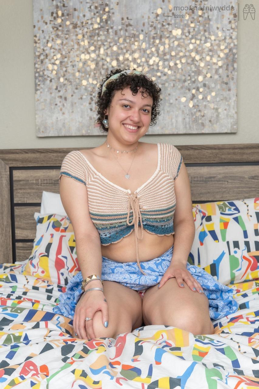 20P A gordinha amadora Oshun deixa escapar os seios com piercing e mostra as axilas peludas