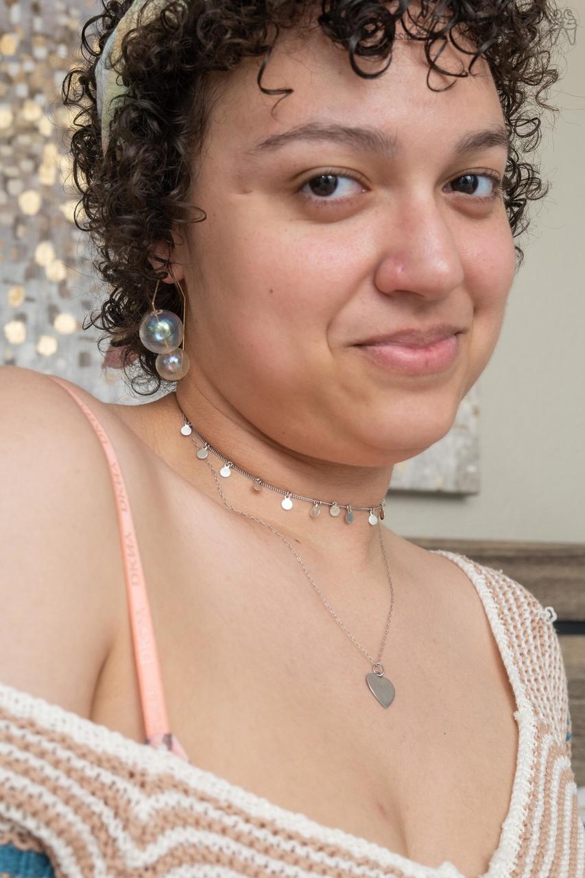 20P A gordinha amadora Oshun deixa escapar os seios com piercing e mostra as axilas peludas