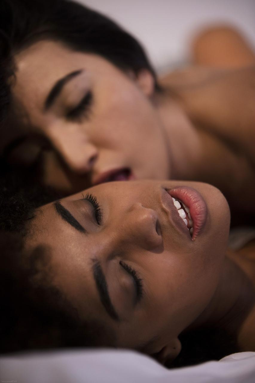 18P Das lesbische Liebespaar Frida Sante und Luna Corazon küssen und lutschen sich gegenseitig im Bett