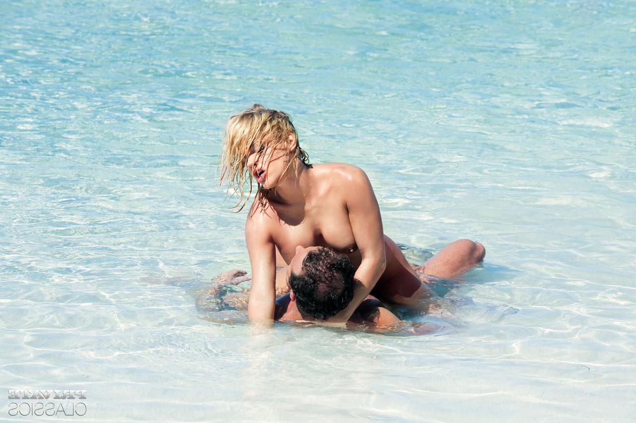 12P A loira sexy Britney tira o biquíni antes do sexo no oceano