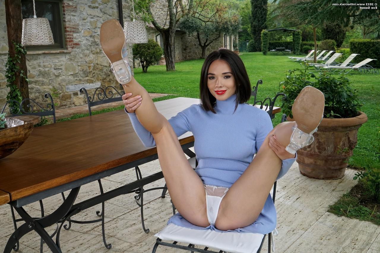 20P La encantadora Eve Sweet muestra su gran culo y juega con su coño al aire libre