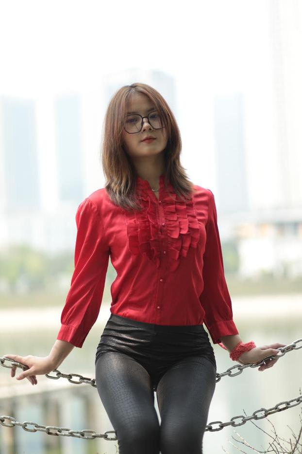 20P Linda garota asiática mostra seu grande saque vestindo uma roupa sexy