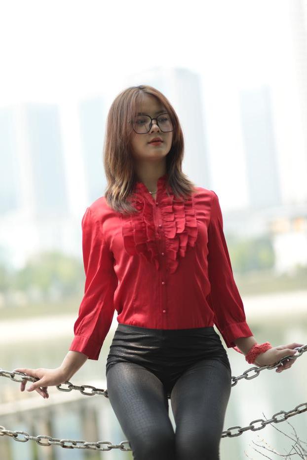 20P Linda garota asiática mostra seu grande saque vestindo uma roupa sexy