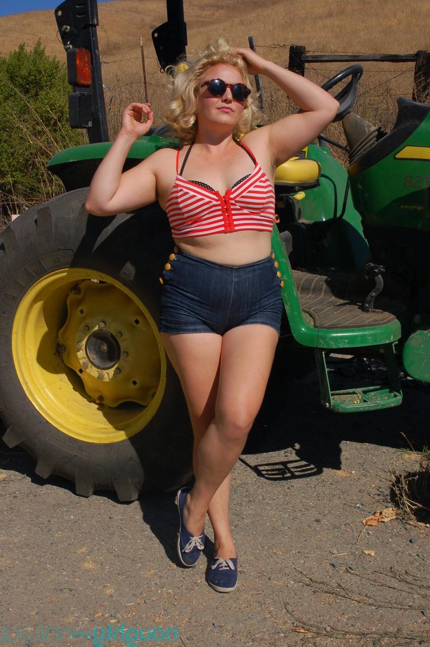 20P Die mollige Blondine Poppy Cox zieht sich auf einem Traktor aus und zeigt ihre Kurven und ihre haarige Möse