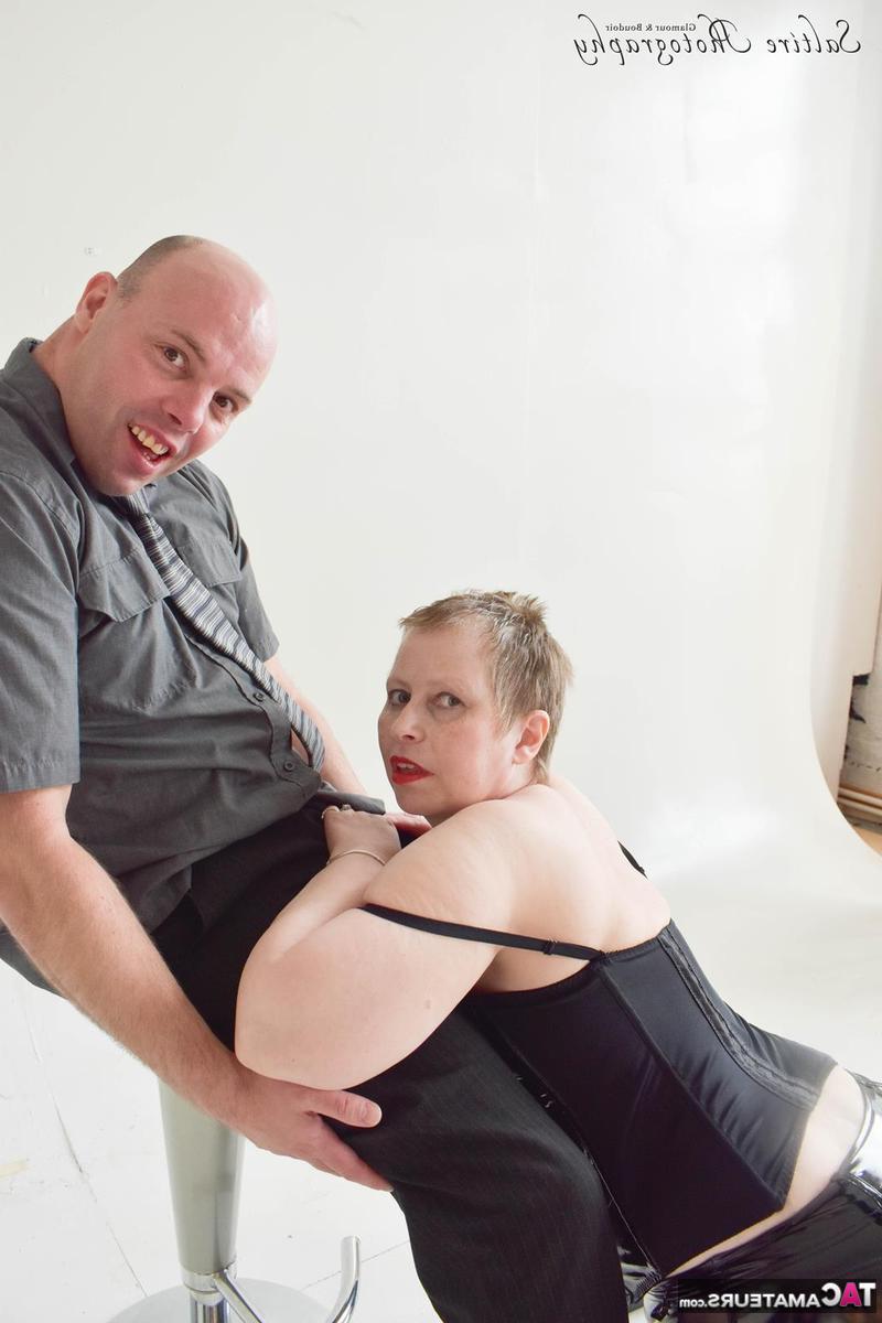 16P Die großbusige Frau Posh Sophia trägt kurzes Haar, während sie in Latexkleidung einen BJ gibt
