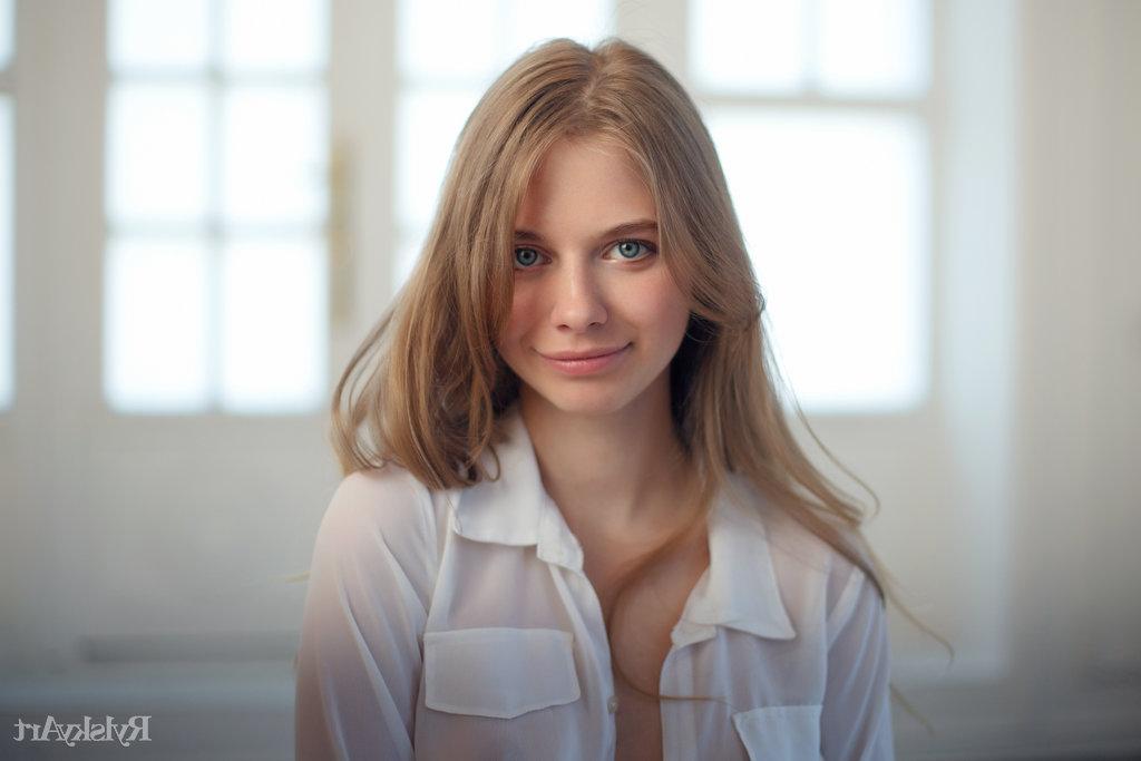 16P La belle jeune blonde Siya se met nue en portant des bas blancs.