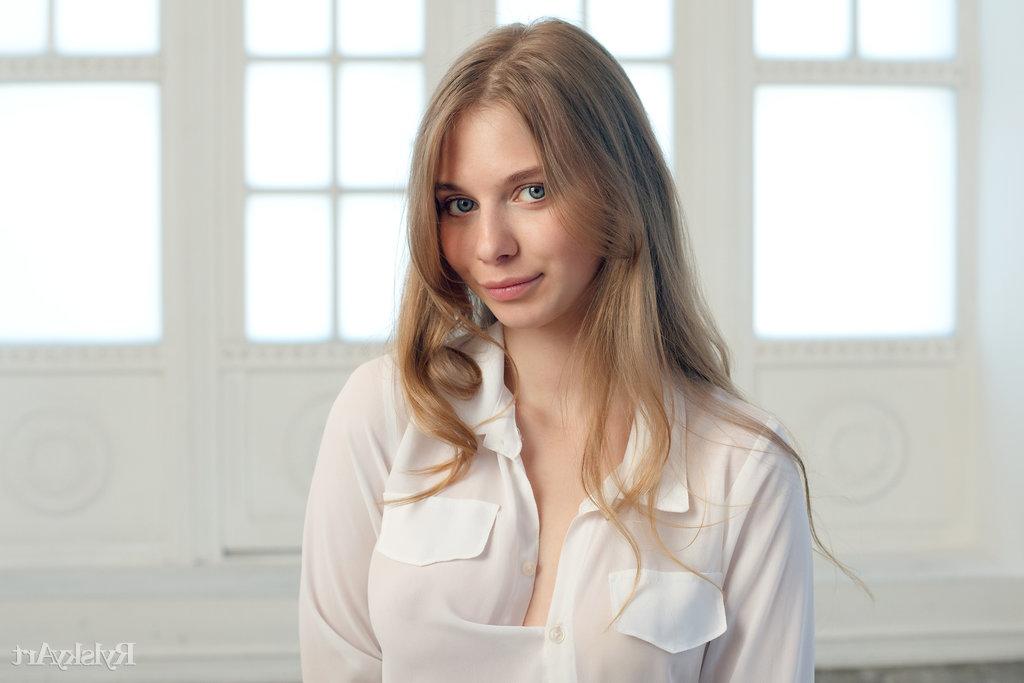16P La belle jeune blonde Siya se met nue en portant des bas blancs.