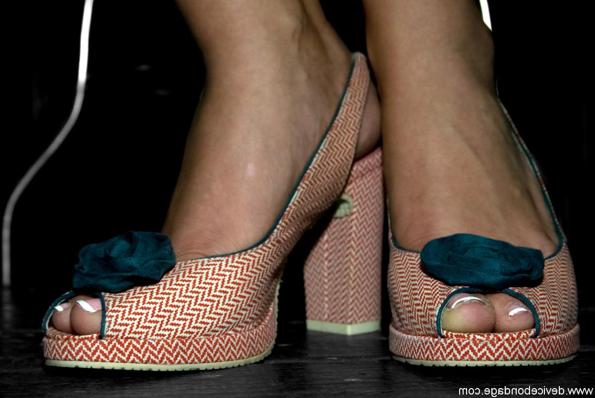 16P La brune aux longues jambes Sara Faye enlève son short en jean avec des talons.