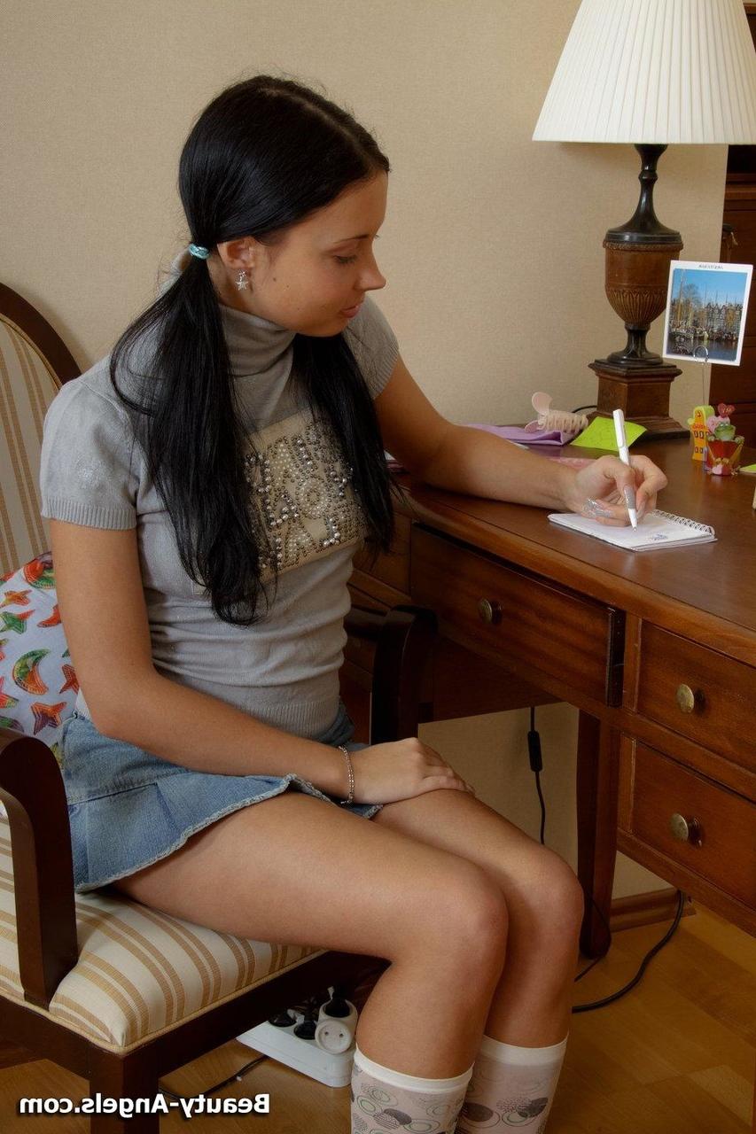 20P A adolescente morena Sandra mostra seu grande saque enquanto brinca com seu clitóris