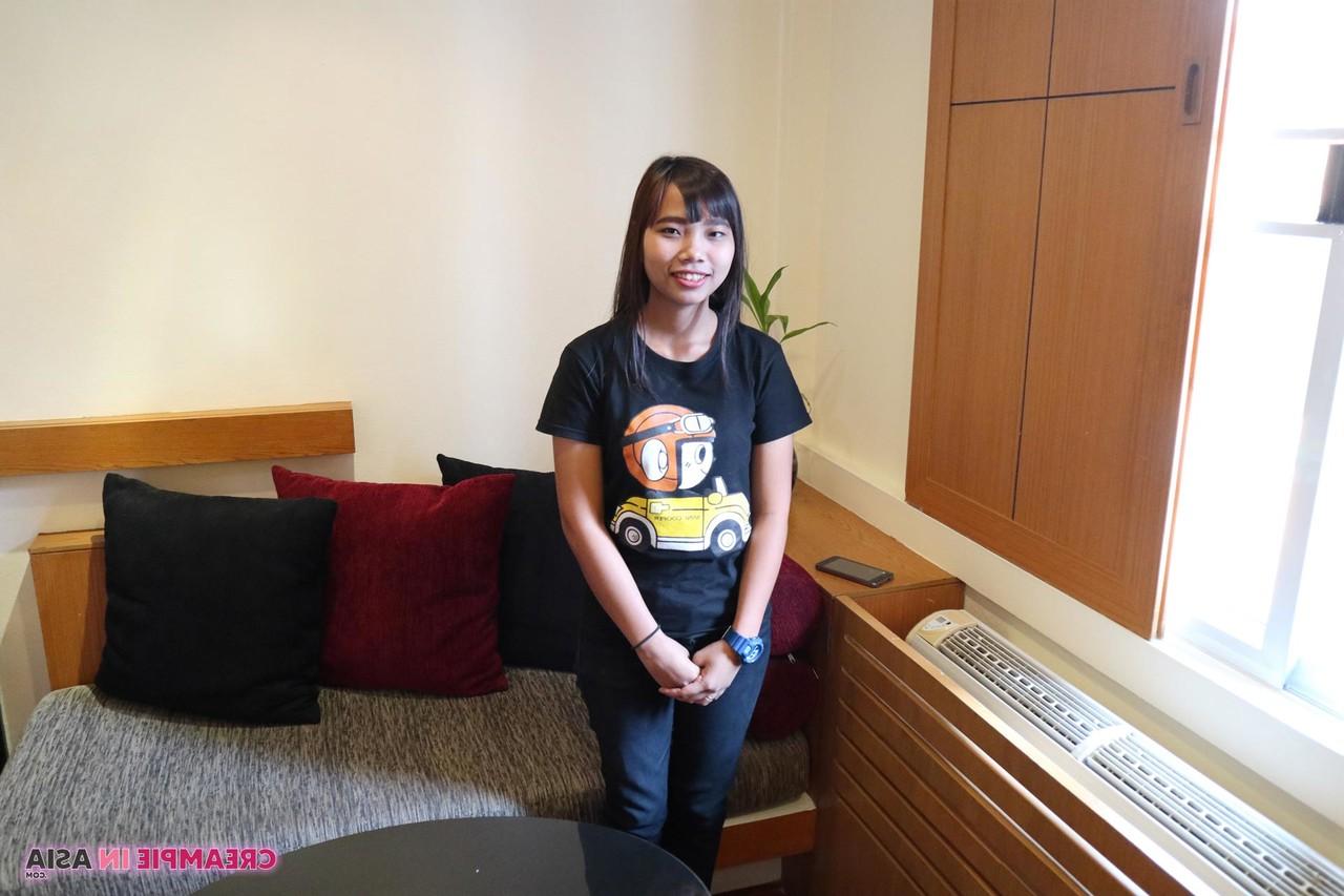 20P Gift, une beauté asiatique entièrement naturelle, se déshabille et pose nue lors d'un casting