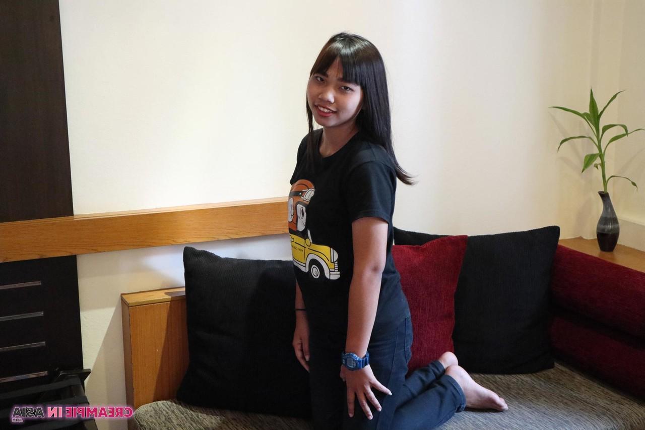 20P Gift, une beauté asiatique entièrement naturelle, se déshabille et pose nue lors d'un casting