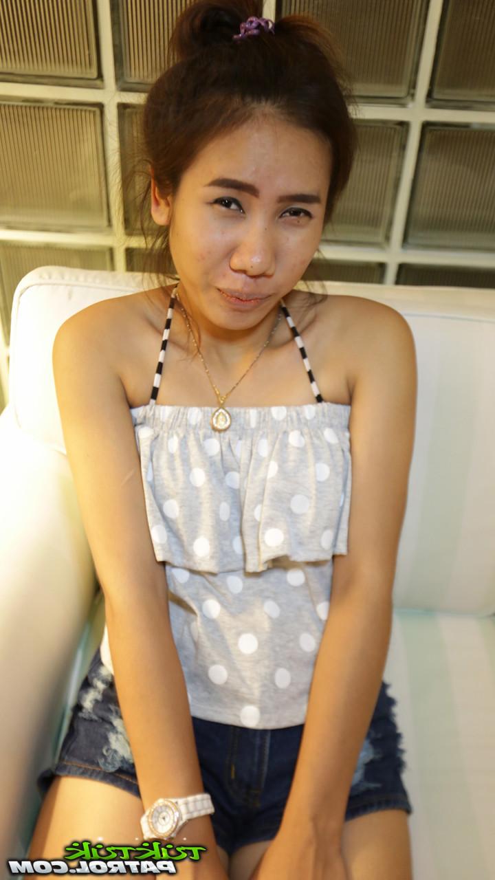 20P アマチュアアジア人美女ミントBがハードハメ撮りファックセッションのために脚を広げる