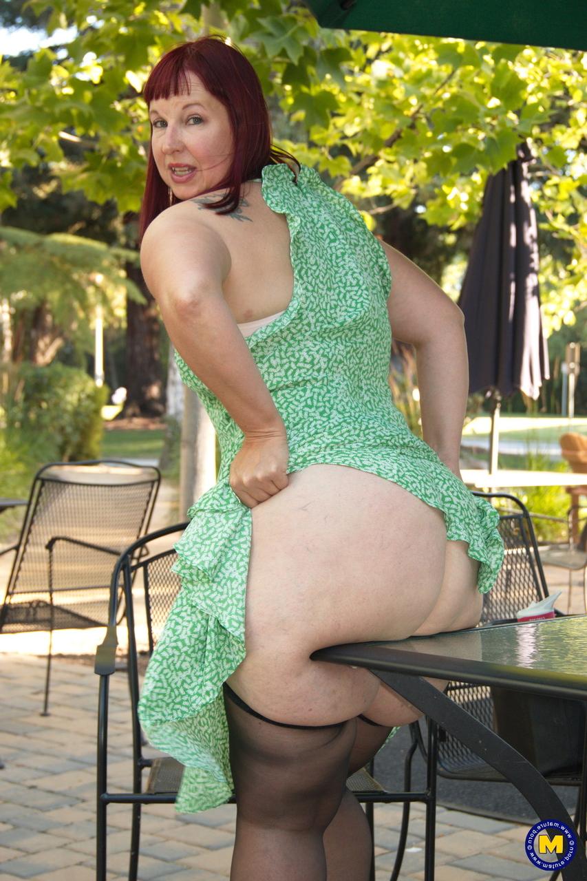 16P BBW madura com cabelo ruivo expõe sua bunda enorme antes de brincar com ela