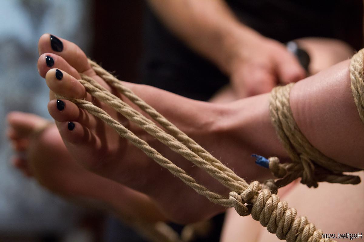 20P La jolie Ella Nova se fait baiser avec un gode et un vibromasseur en bondage