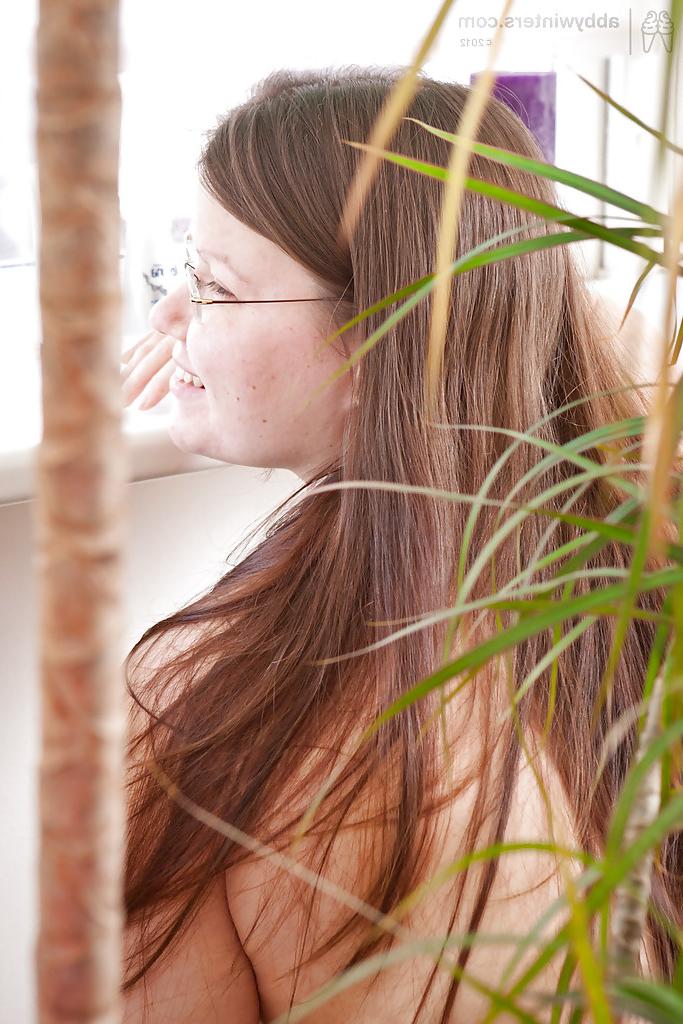 16P Die ältere, prallere Kayla T behält ihre Brille auf, während sie ihre haarige Muschi masturbiert