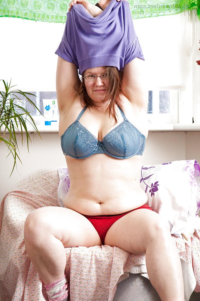 16P Die ältere, prallere Kayla T behält ihre Brille auf, während sie ihre haarige Muschi masturbiert