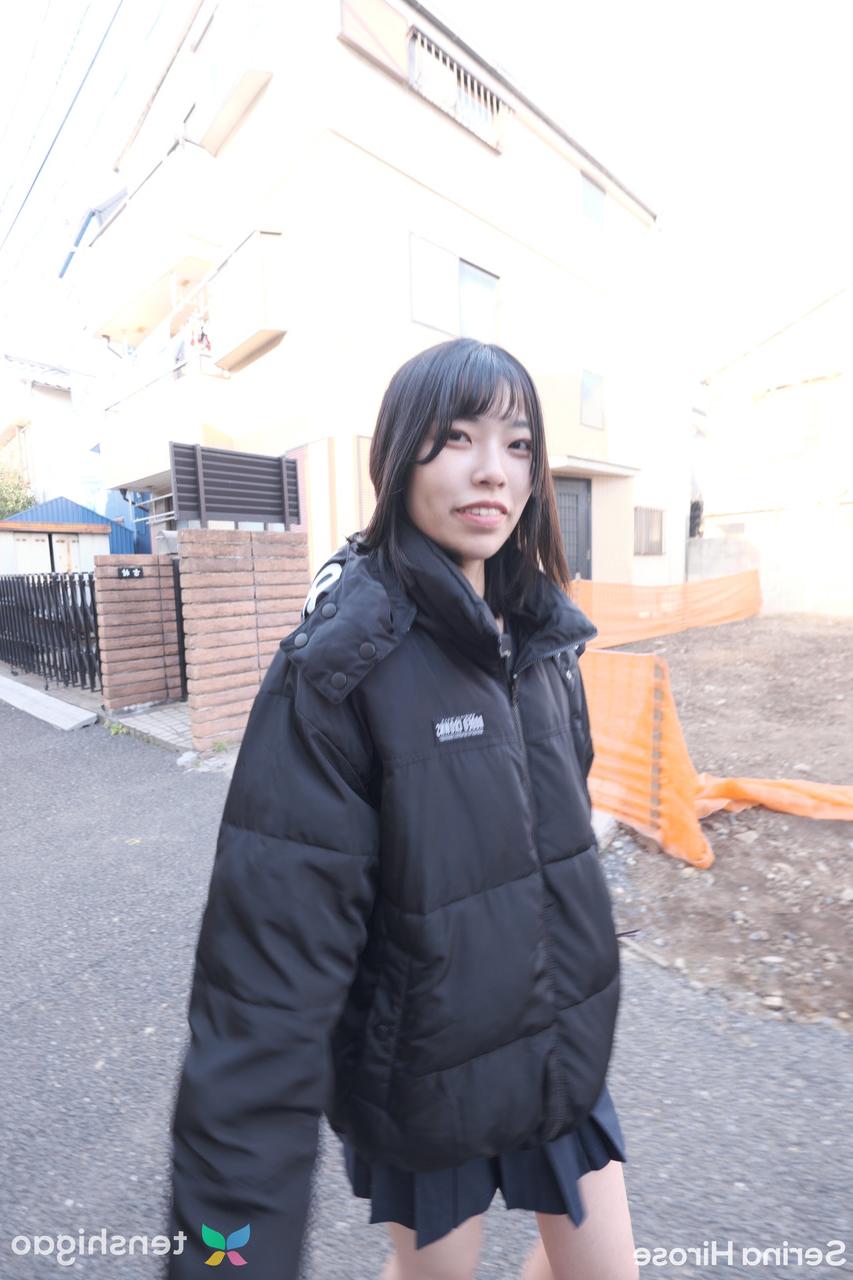 20P La mignonne japonaise Serina Hirose se laisse séduire et baiser le visage avant le sexe en POV