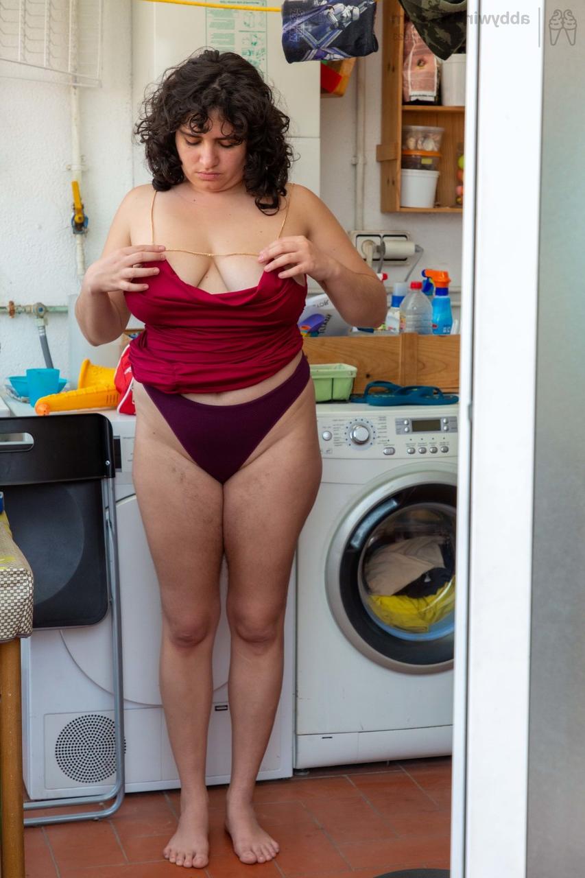 20P A gordinha amadora Emily V é espionada enquanto se veste na lavanderia