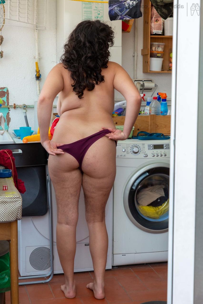 20P A gordinha amadora Emily V é espionada enquanto se veste na lavanderia