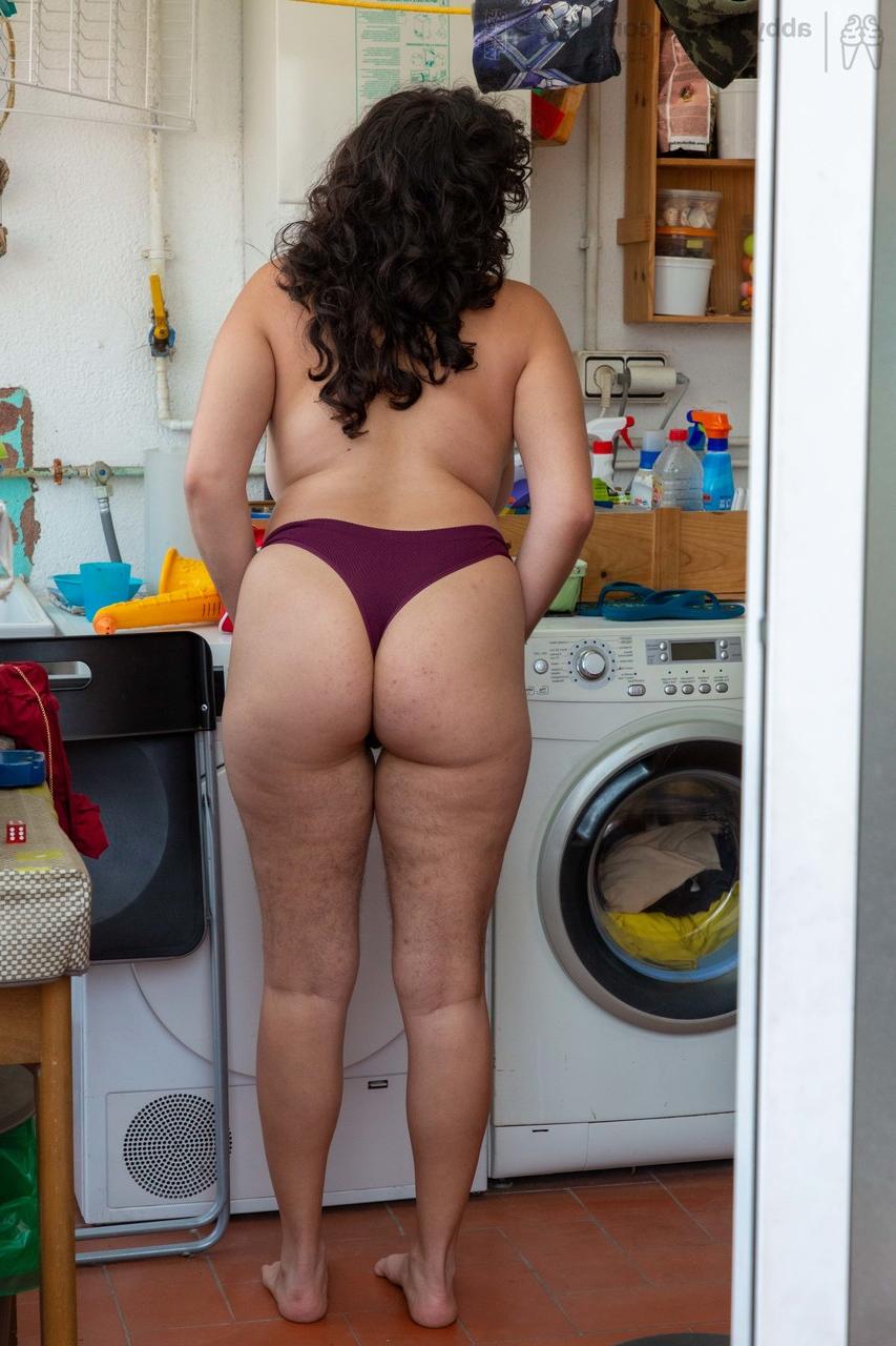 20P A gordinha amadora Emily V é espionada enquanto se veste na lavanderia