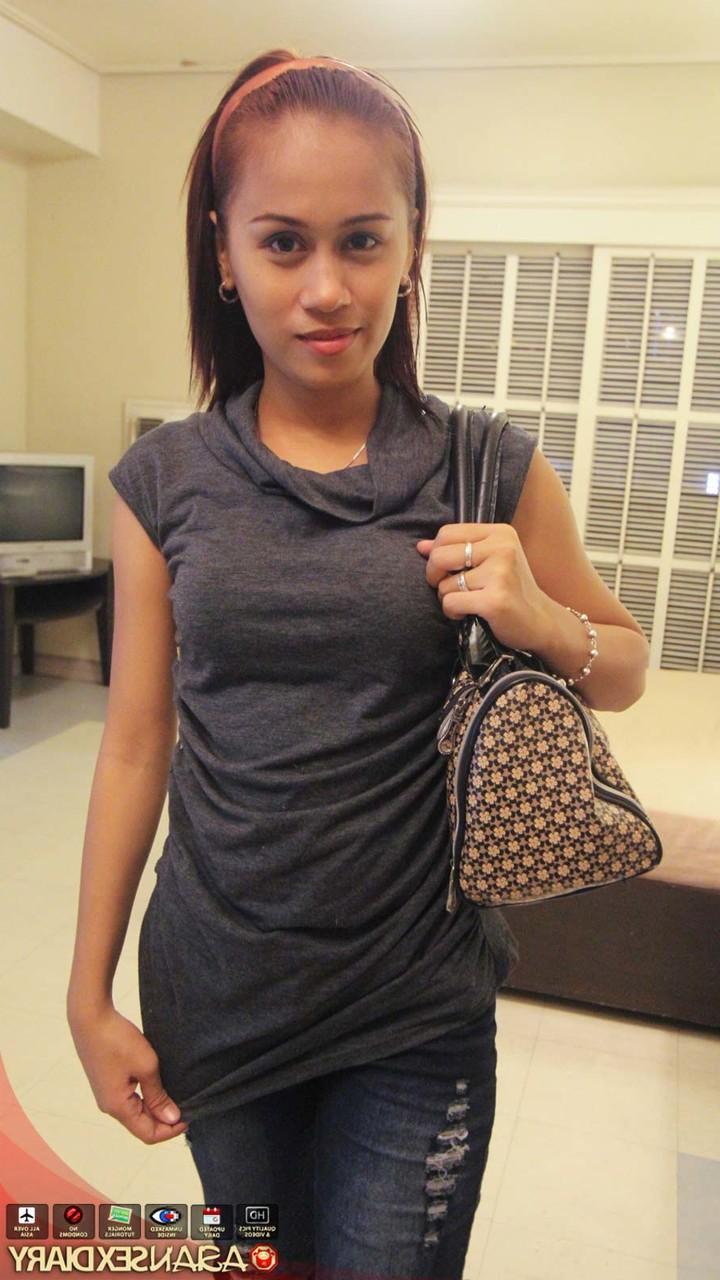 15P La pequeña filipina amateur Lou escupe esperma después de tener sexo POV con un extranjero