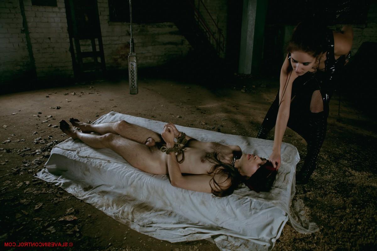 16P Dominant lady guides a submissive couple through a round of sexual intercourse