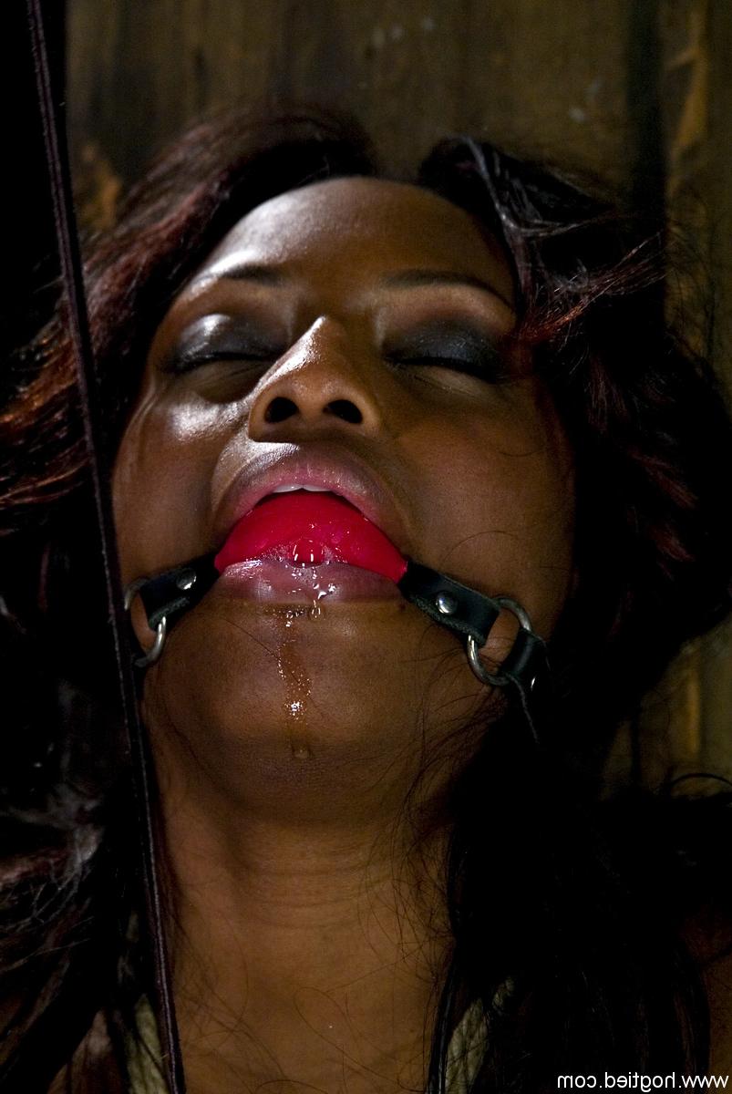 20P A garota negra curvilínea Jada Fire é amarrada e brincada em ação BDSM quente