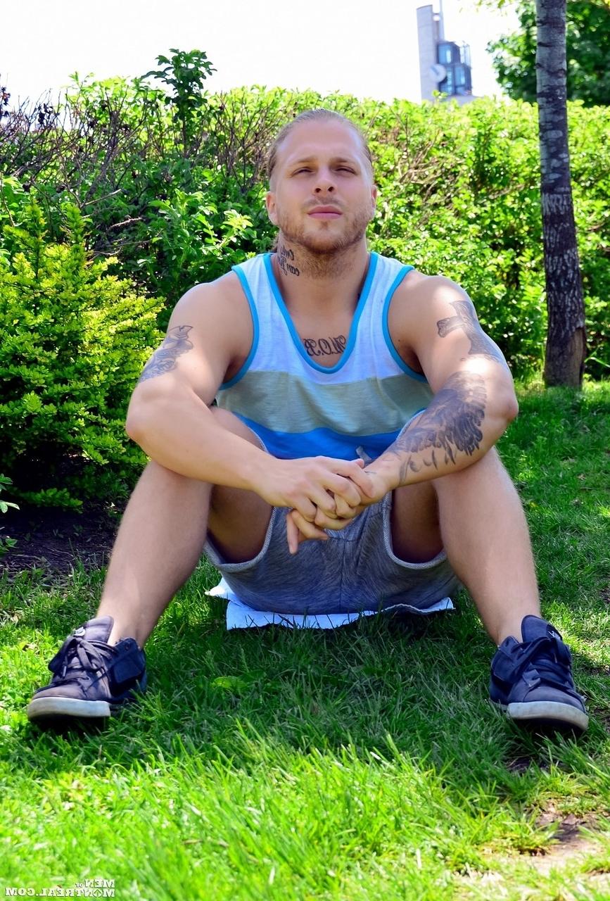 15P O gay tatuado Emeric Roussy mostra sua bunda cheia de bolhas e seu pau sugável
